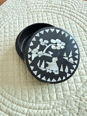 Vintage Chinese mother of pearl inlaid trinket box